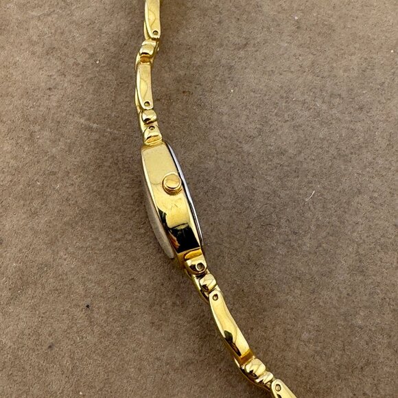 Guess Watch Gold Tone New Battery Great first watch - Picture 5 of 8